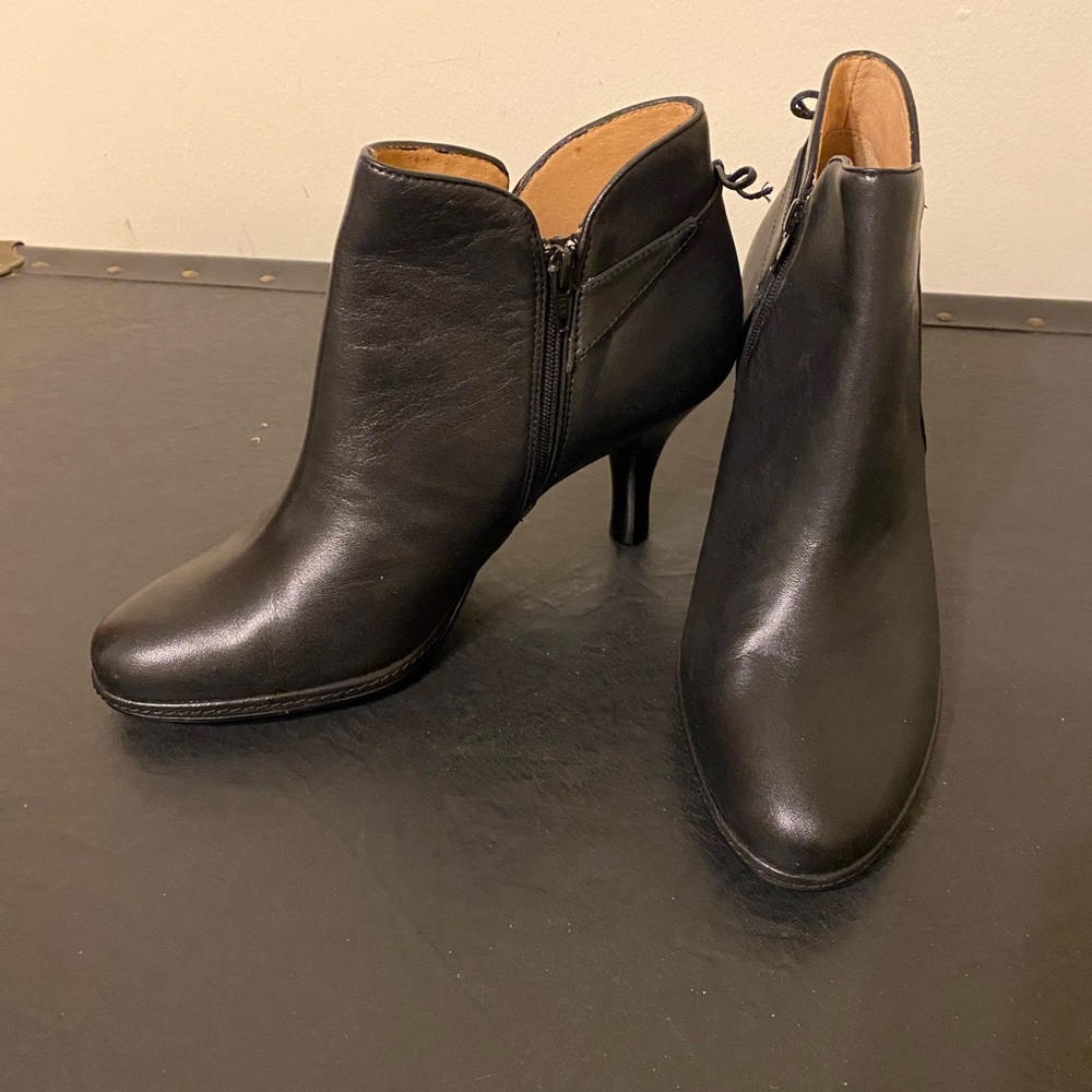 Sofft Black Leather Ankle Booties w/Bow Design on back heel, Women’s Size 7M